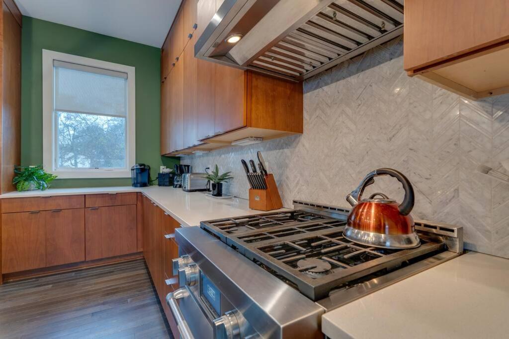 Holiday home Luxury Townhome! Rooftop-game Room! Near Broadway!