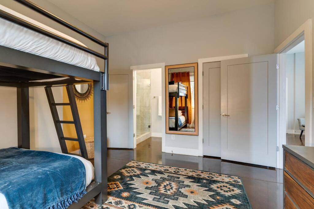 Luxury Townhome! Rooftop-game Room! Near Broadway! Holiday home
