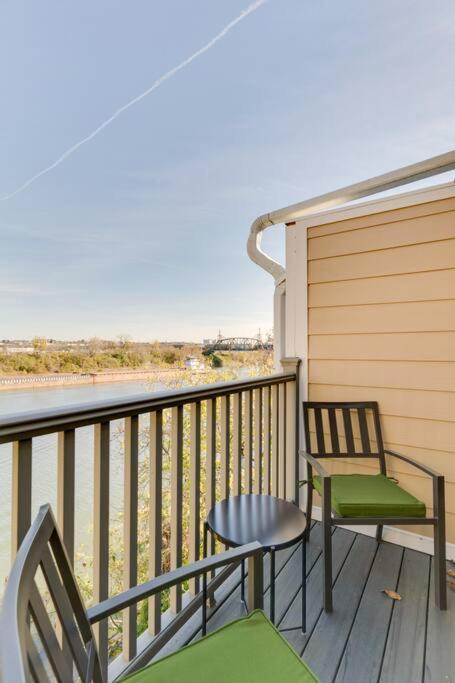 Splash & Explore Riverfront Near Broadway Apartment *