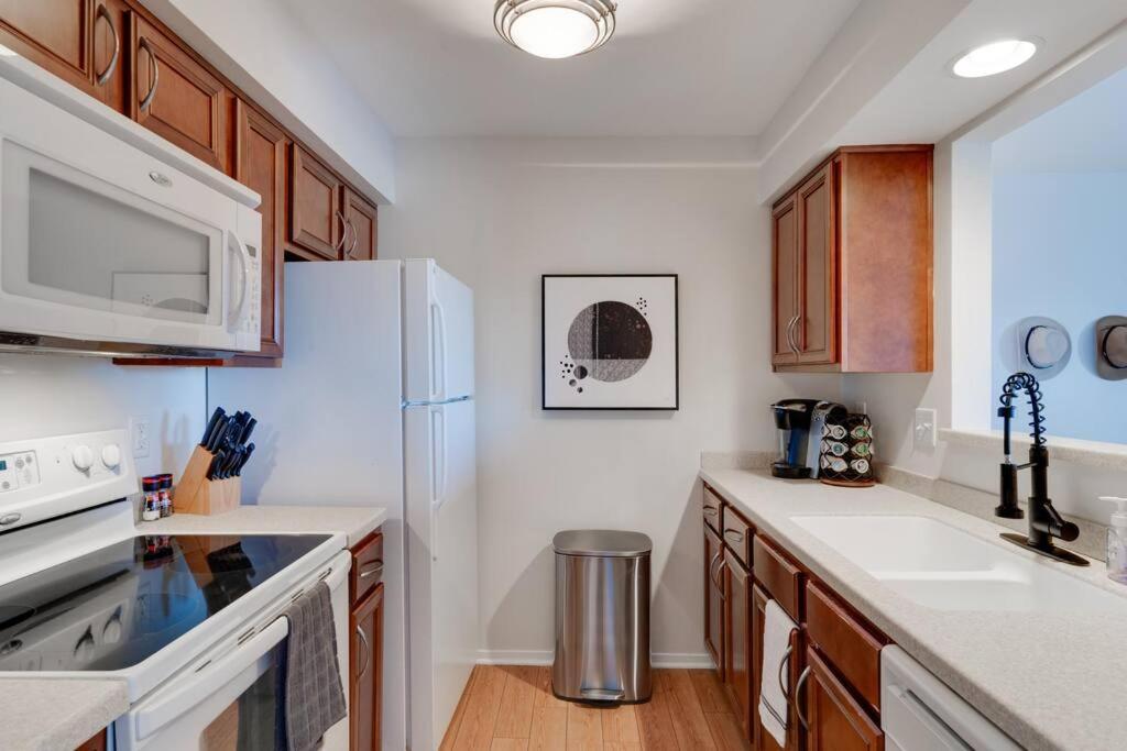 Splash & Explore Riverfront Near Broadway Apartment