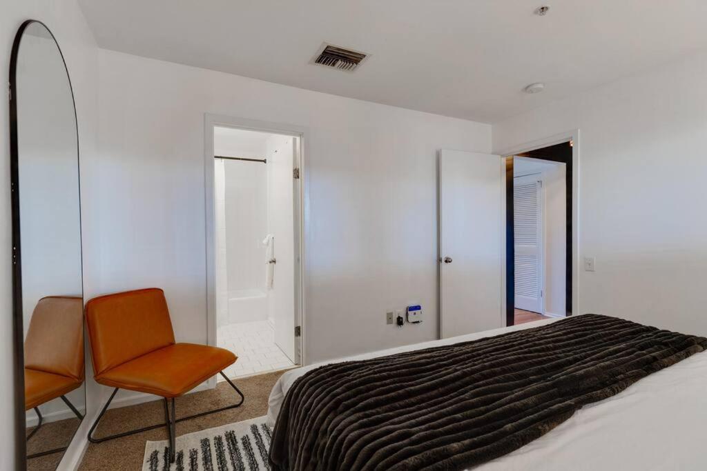 Splash & Explore Riverfront Near Broadway Apartment *