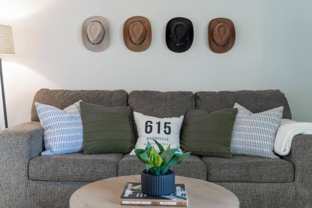 Splash & Explore Riverfront Near Broadway Apartment *