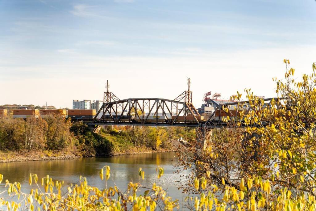 Splash & Explore Riverfront Near Broadway Apartment