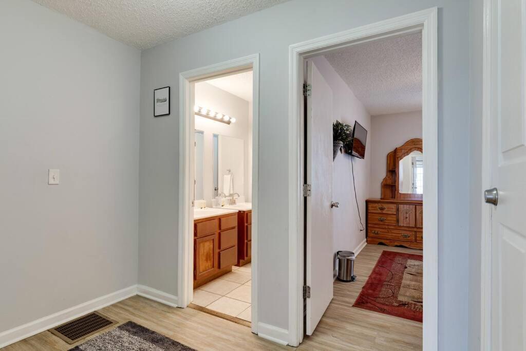 Lovely 2 Bdr With Balcony 2m To Broadway Apartment *