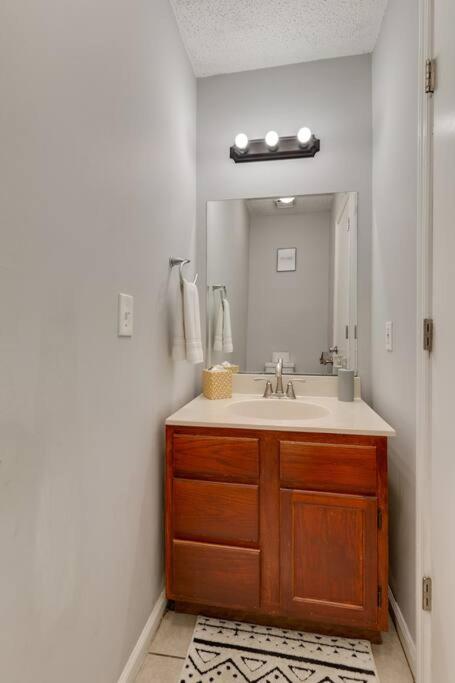 Apartment Lovely 2 Bdr With Balcony 2m To Broadway