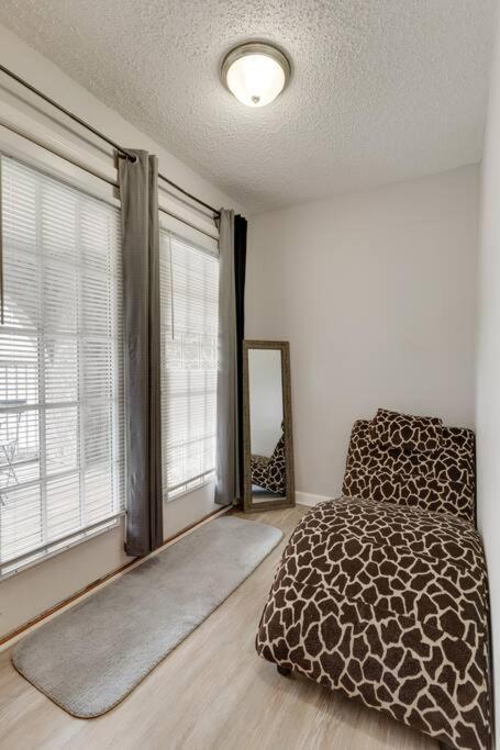 Lovely 2 Bdr With Balcony 2m To Broadway *