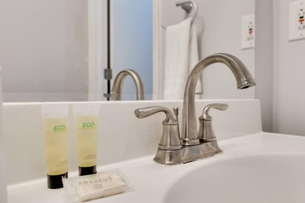 Lovely 2 Bdr With Balcony 2m To Broadway Apartment *