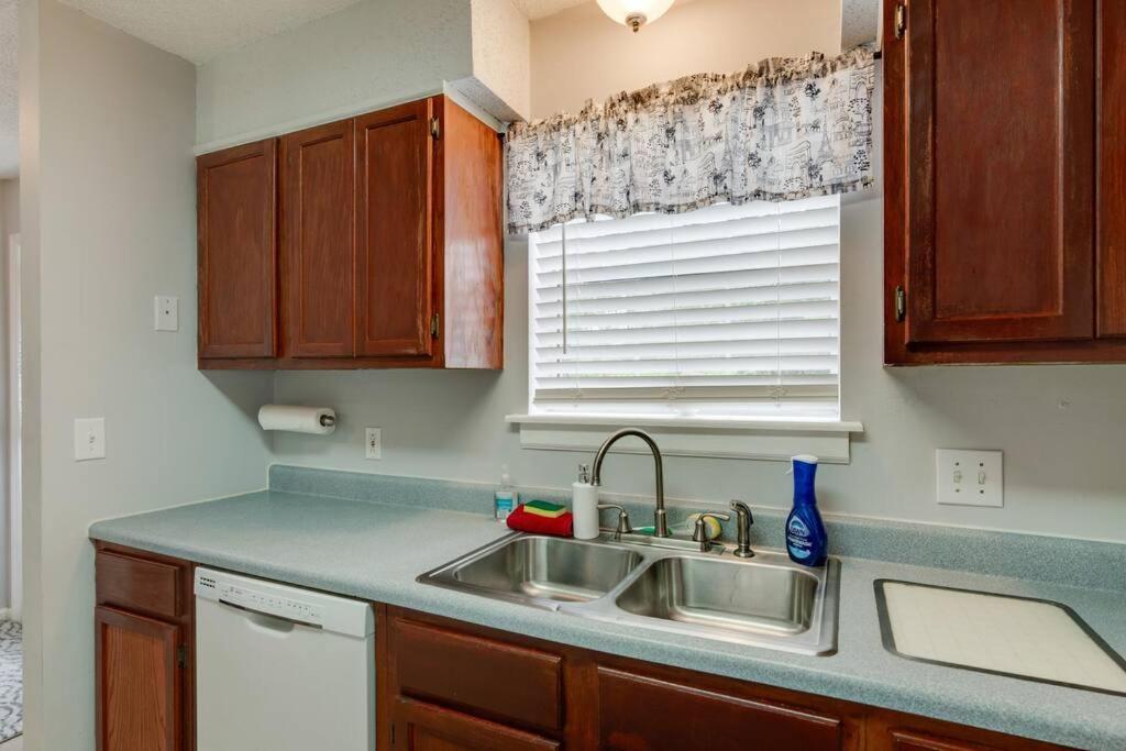 Lovely 2 Bdr With Balcony 2m To Broadway *