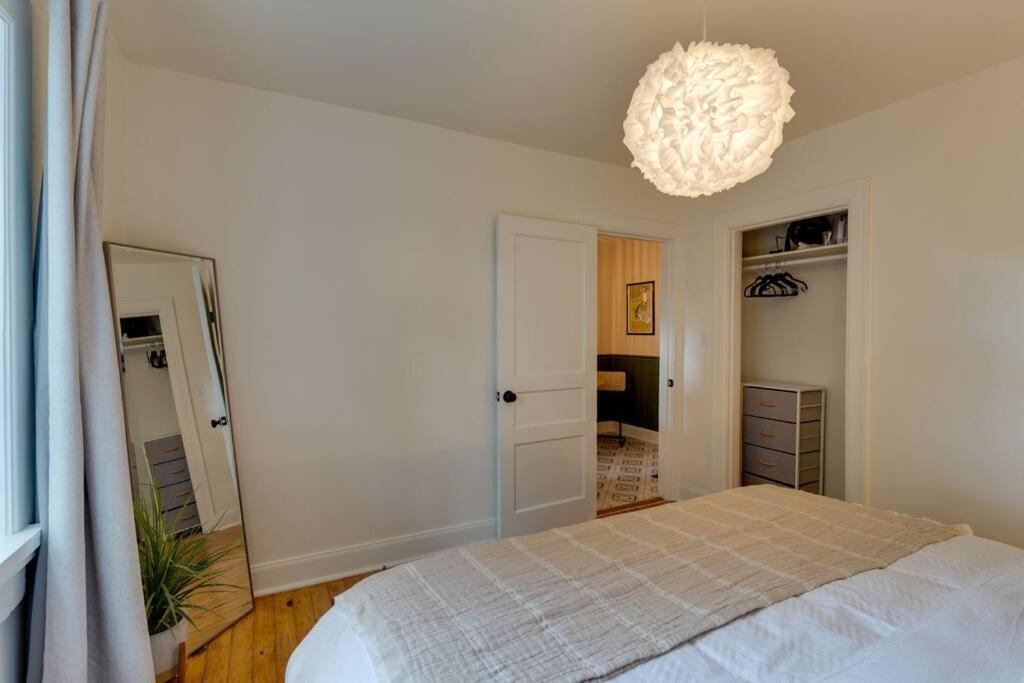 Sleep 8 In Our Cozy Colonial 2miles From Broadway *