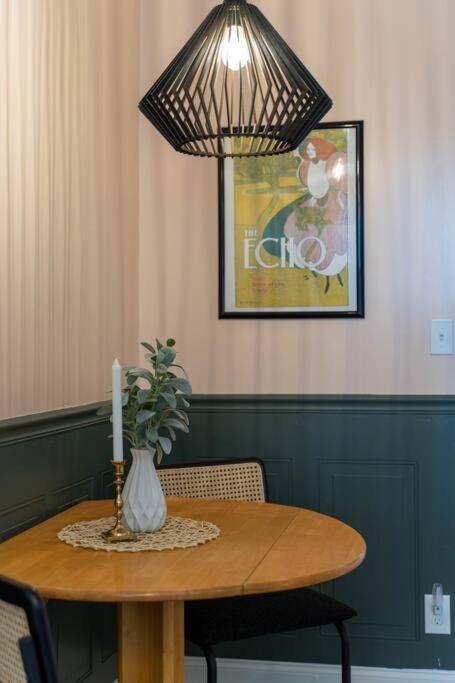 Sleep 8 In Our Cozy Colonial 2miles From Broadway *