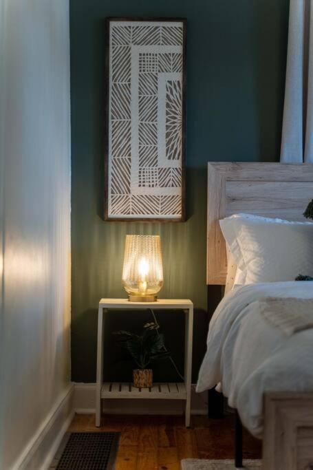 Sleep 8 In Our Cozy Colonial 2miles From Broadway *