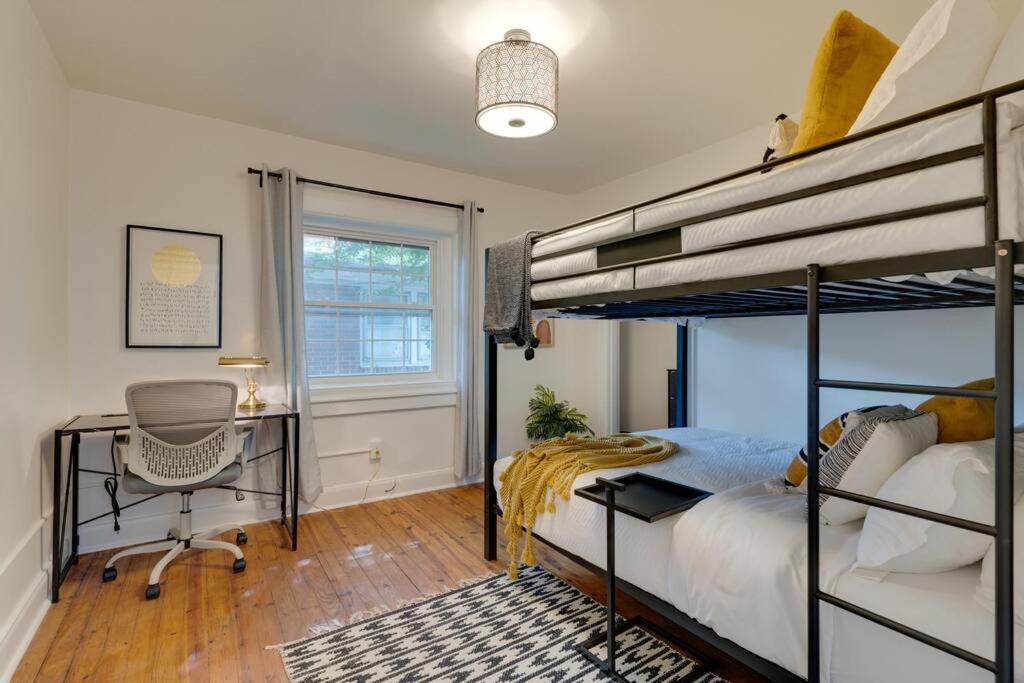 Sleep 8 In Our Cozy Colonial 2miles From Broadway Apartment