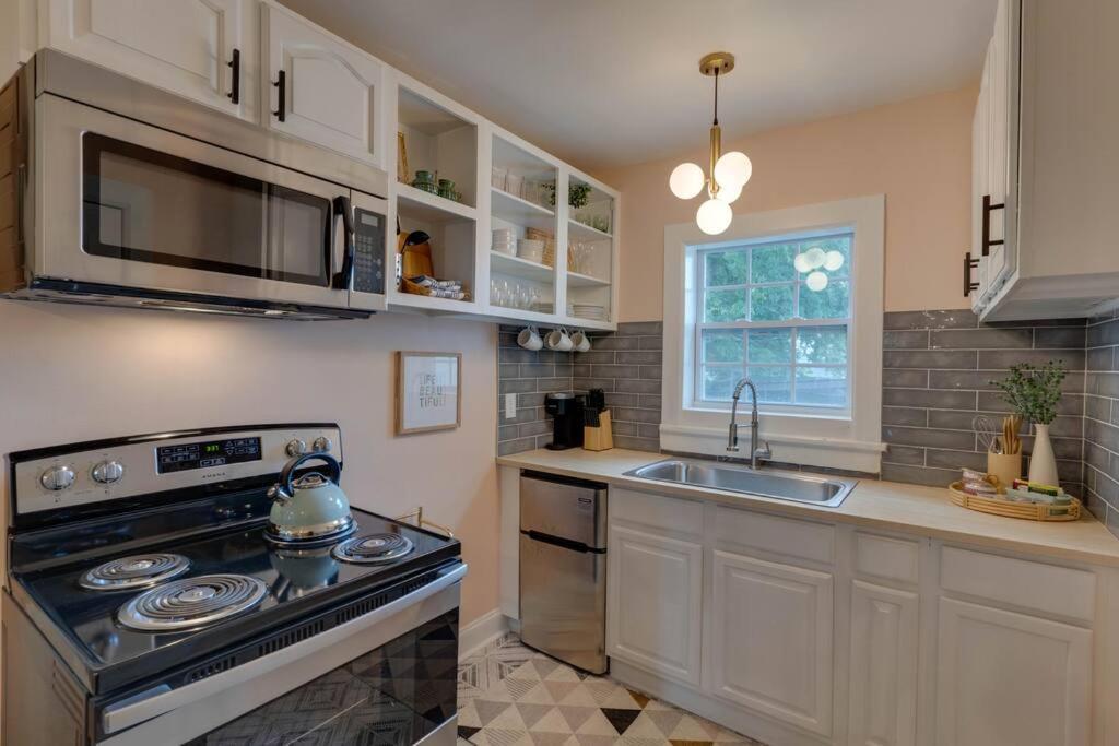 Sleep 8 In Our Cozy Colonial 2miles From Broadway Apartment Nashville