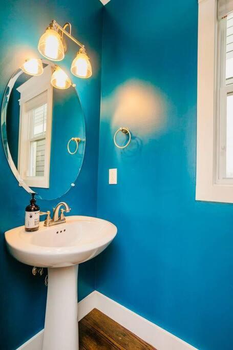 Holiday home Views, Under 2mi Broadway, Gated Parking *