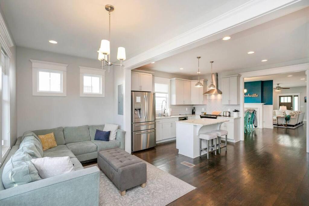 Views, Under 2mi Broadway, Gated Parking Holiday home