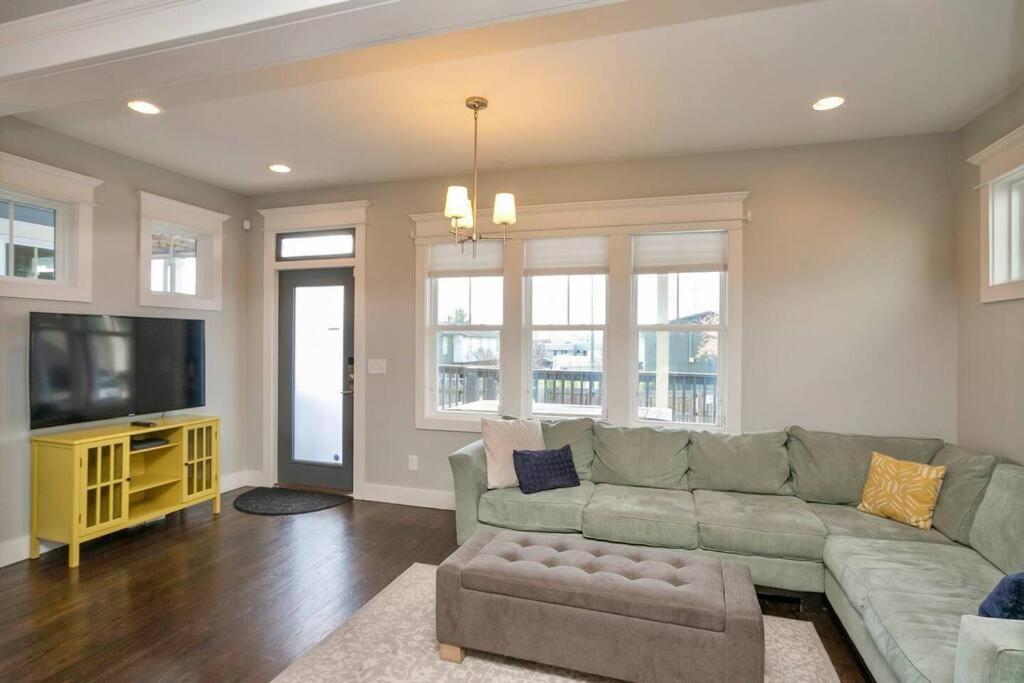 Holiday home Views, Under 2mi Broadway, Gated Parking *