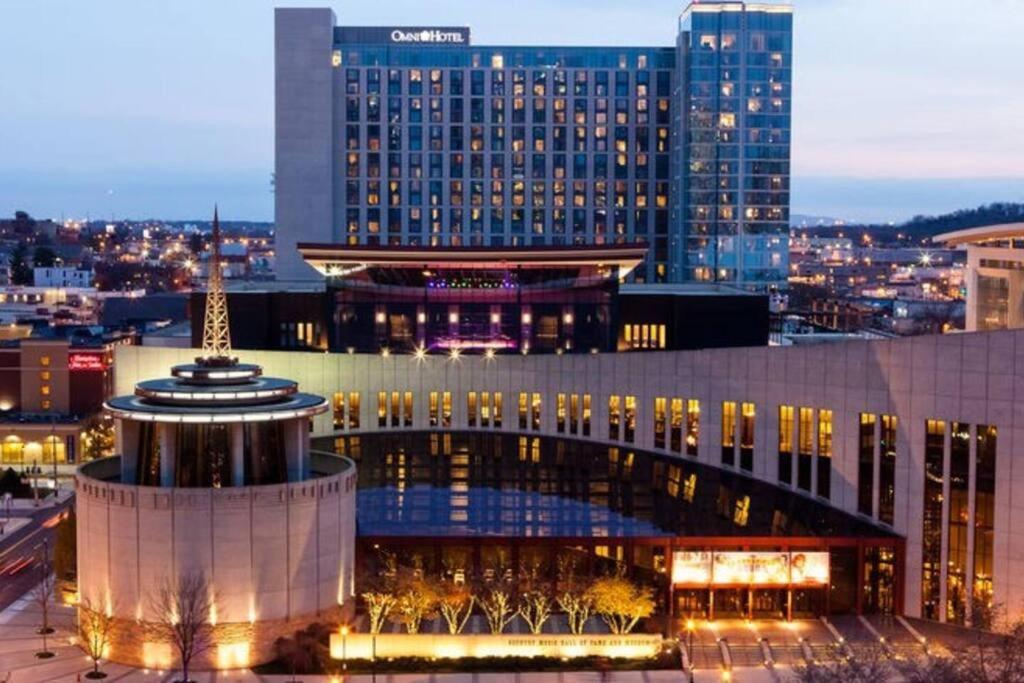 Views, Under 2mi Broadway, Gated Parking Holiday home Nashville