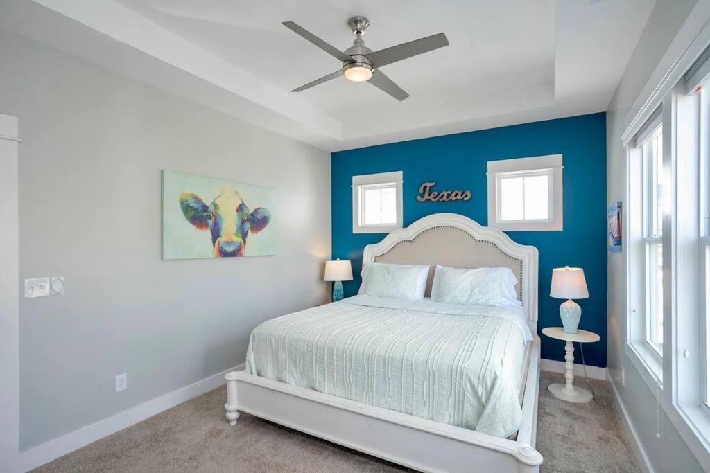 Holiday home Views, Under 2mi Broadway, Gated Parking