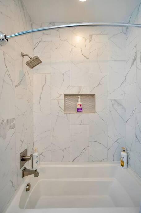 Holiday home Views, Under 2mi Broadway, Gated Parking *