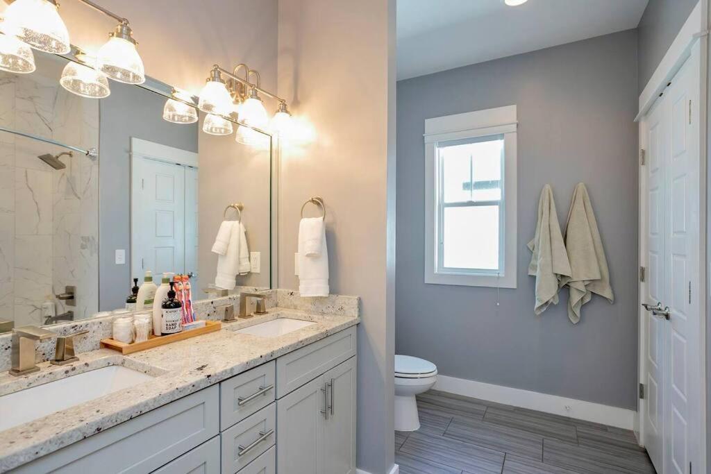 Views, Under 2mi Broadway, Gated Parking Holiday home