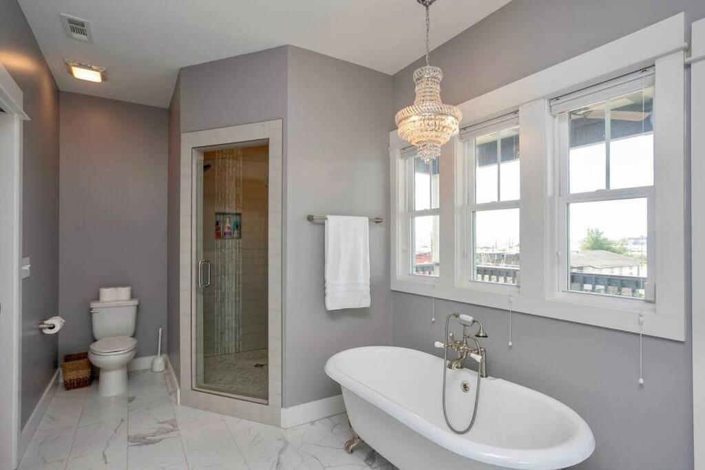 Holiday home Views, Under 2mi Broadway, Gated Parking