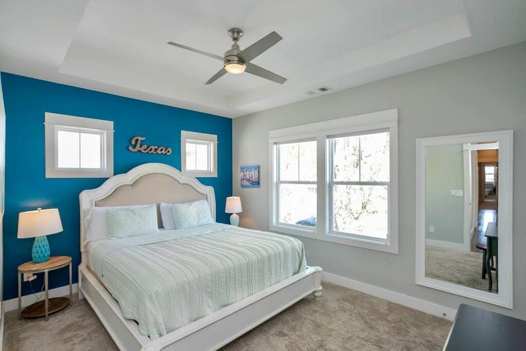 Holiday home Views, Under 2mi Broadway, Gated Parking *