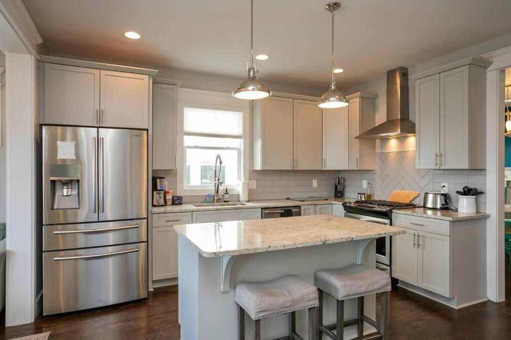 Views, Under 2mi Broadway, Gated Parking Holiday home *