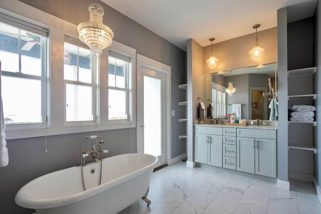 Holiday home Views, Under 2mi Broadway, Gated Parking Nashville