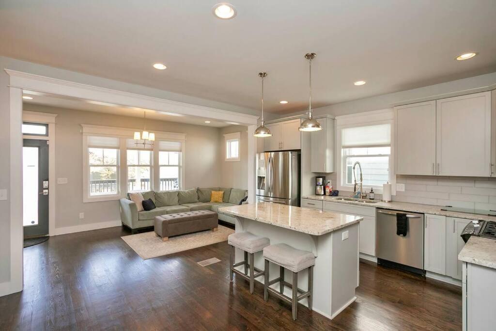 Views, Under 2mi Broadway, Gated Parking