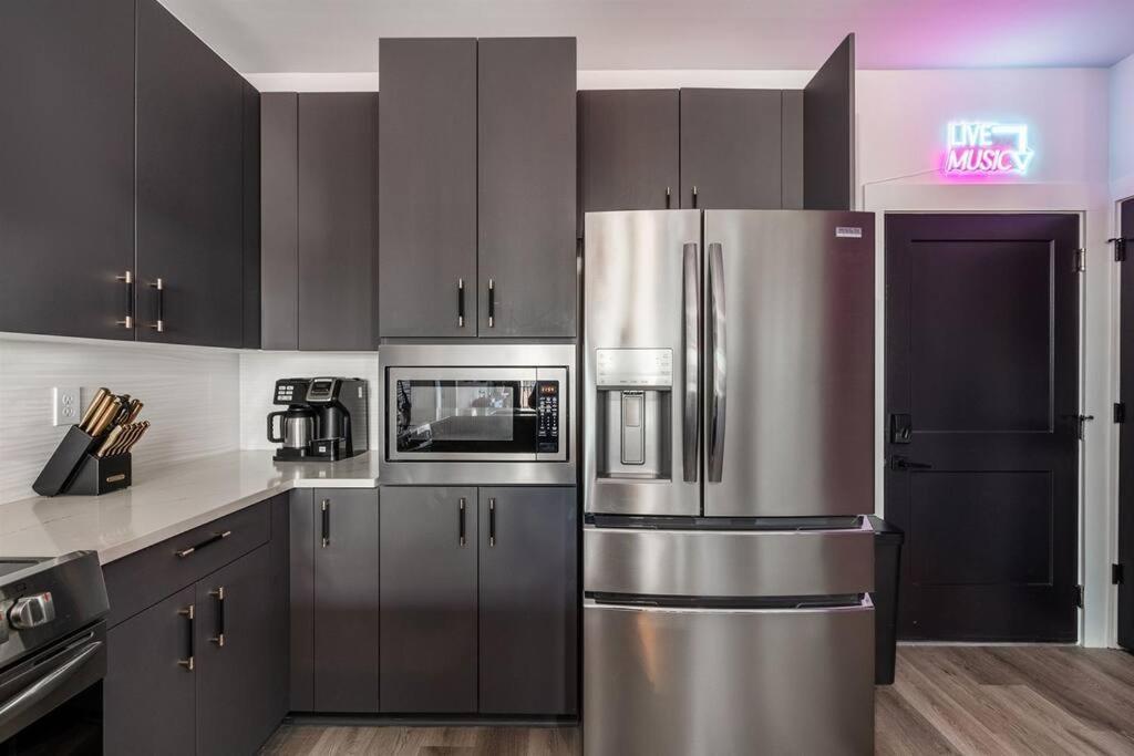 Downtown Midtown Vanderbilt, Honky Tonk Party Pad 2, Parking Gym Pool Apartment Nashville