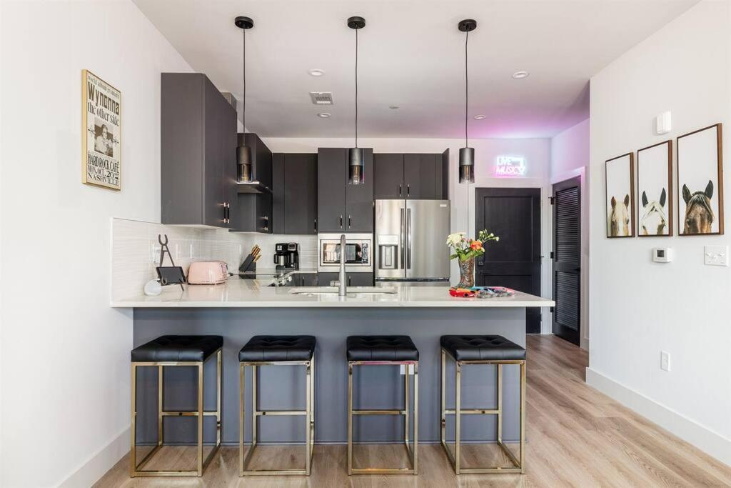 Apartment Downtown Midtown Vanderbilt, Honky Tonk Party Pad 2, Parking Gym Pool Nashville