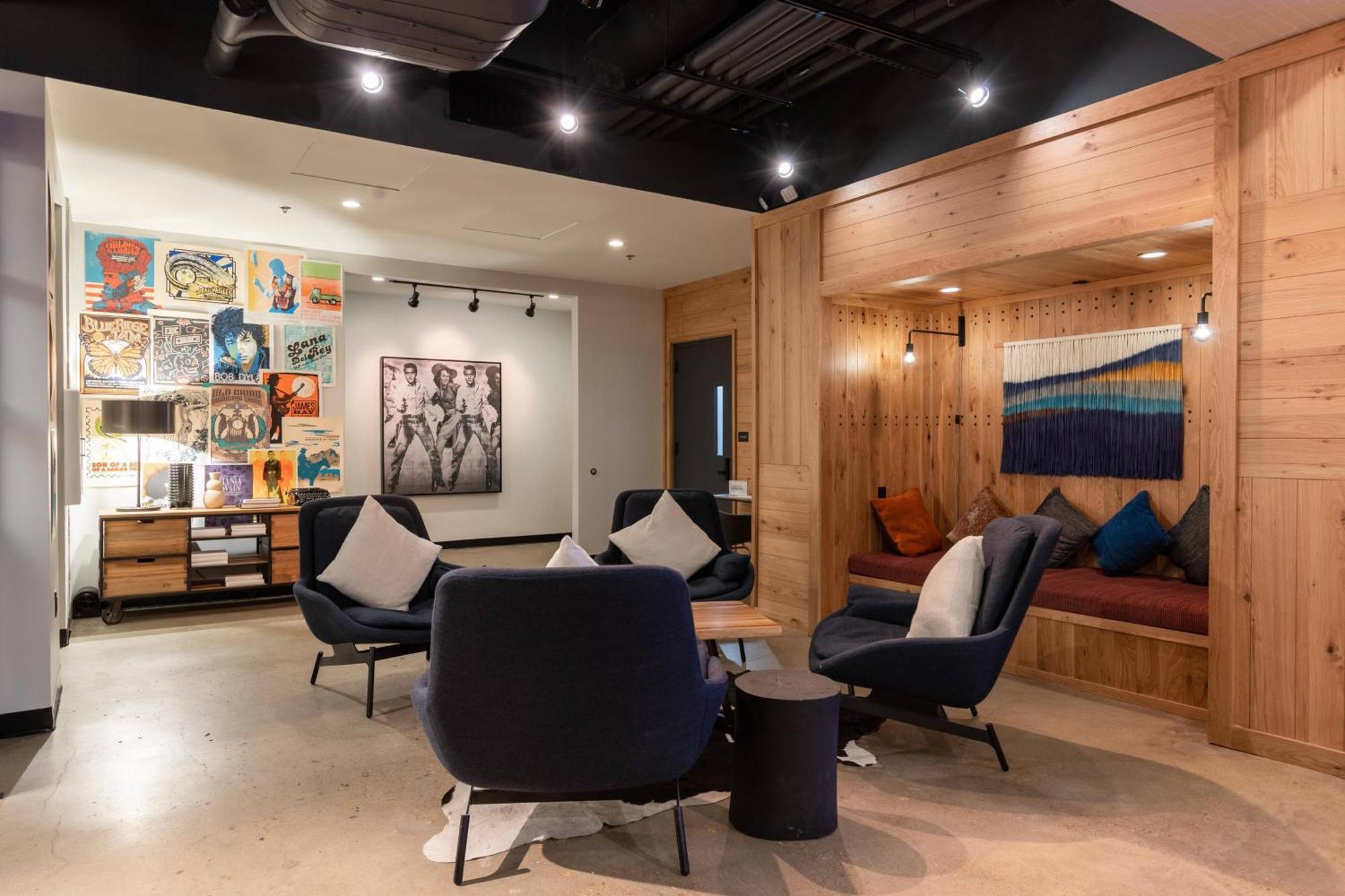 Moxy Downtown Hotel 4*