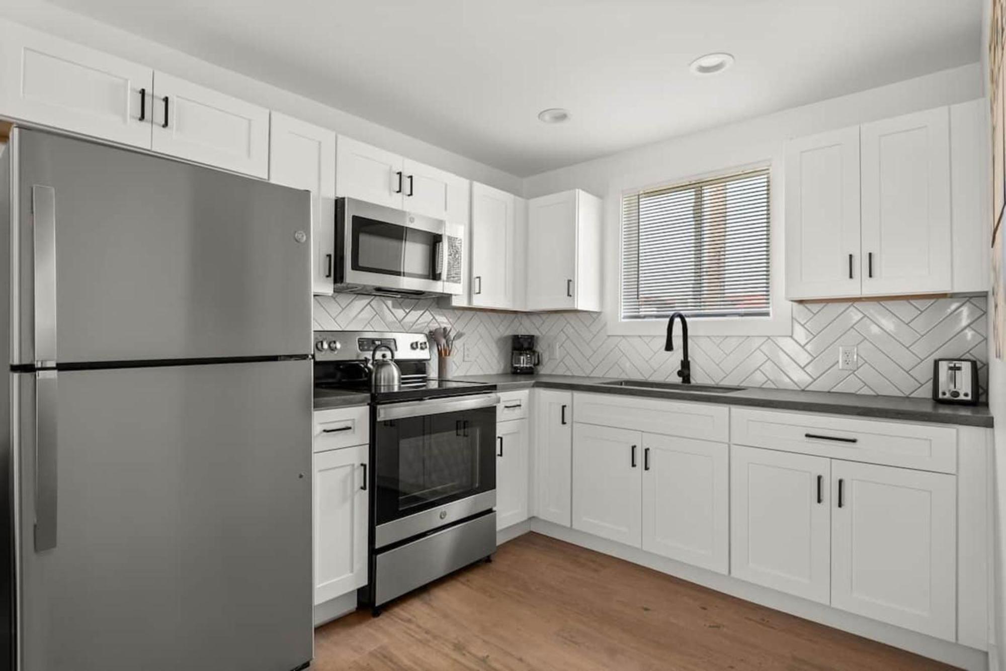 Chic Urban Haven- Your Escape Unit 7b Apts