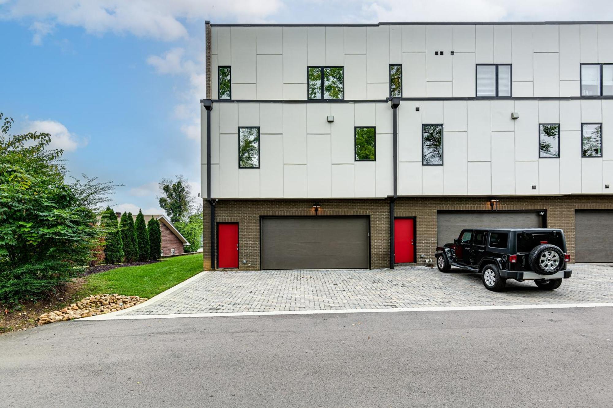 1 Mi To Downtown Townhome With Balcony!