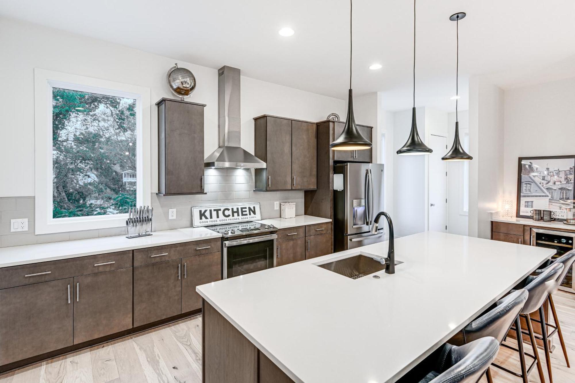 1 Mi To Downtown Townhome With Balcony! *