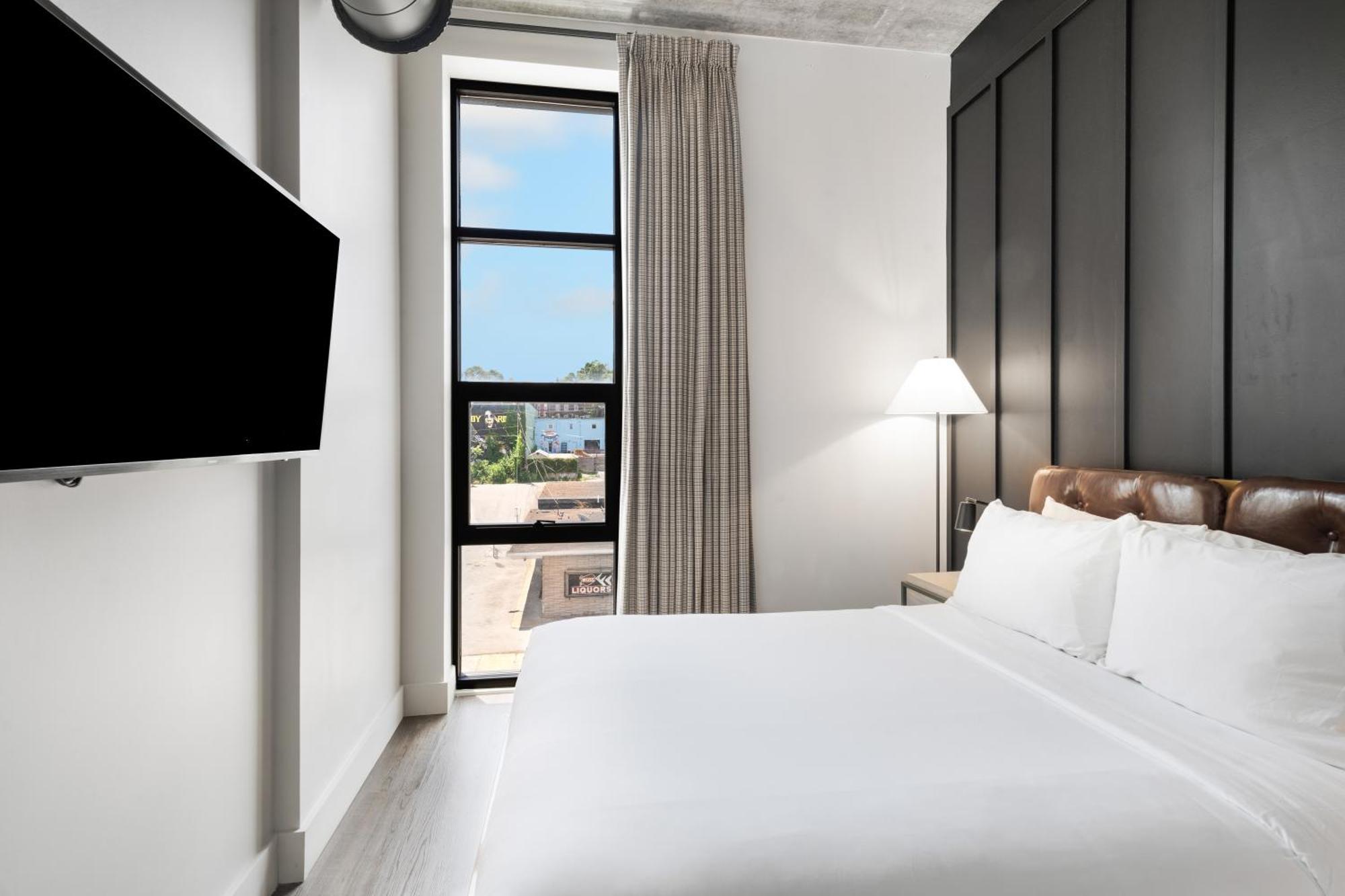 Waymore's & Casual Club Hotel