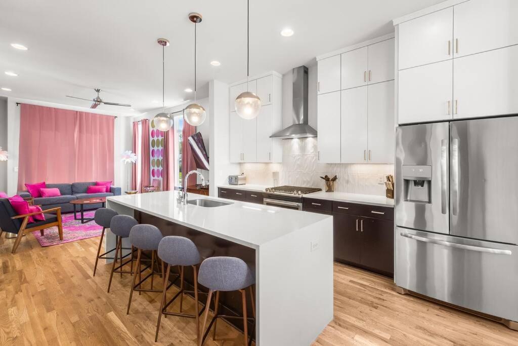 Ultimate Bach 10min To Dt Ig Walls Every Holiday home