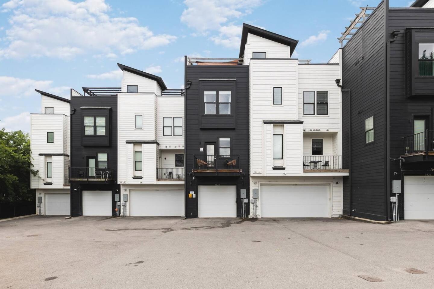 Rooftop Deck Firepit And Garage Walk To 12 South And Restaurants Holiday home Nashville