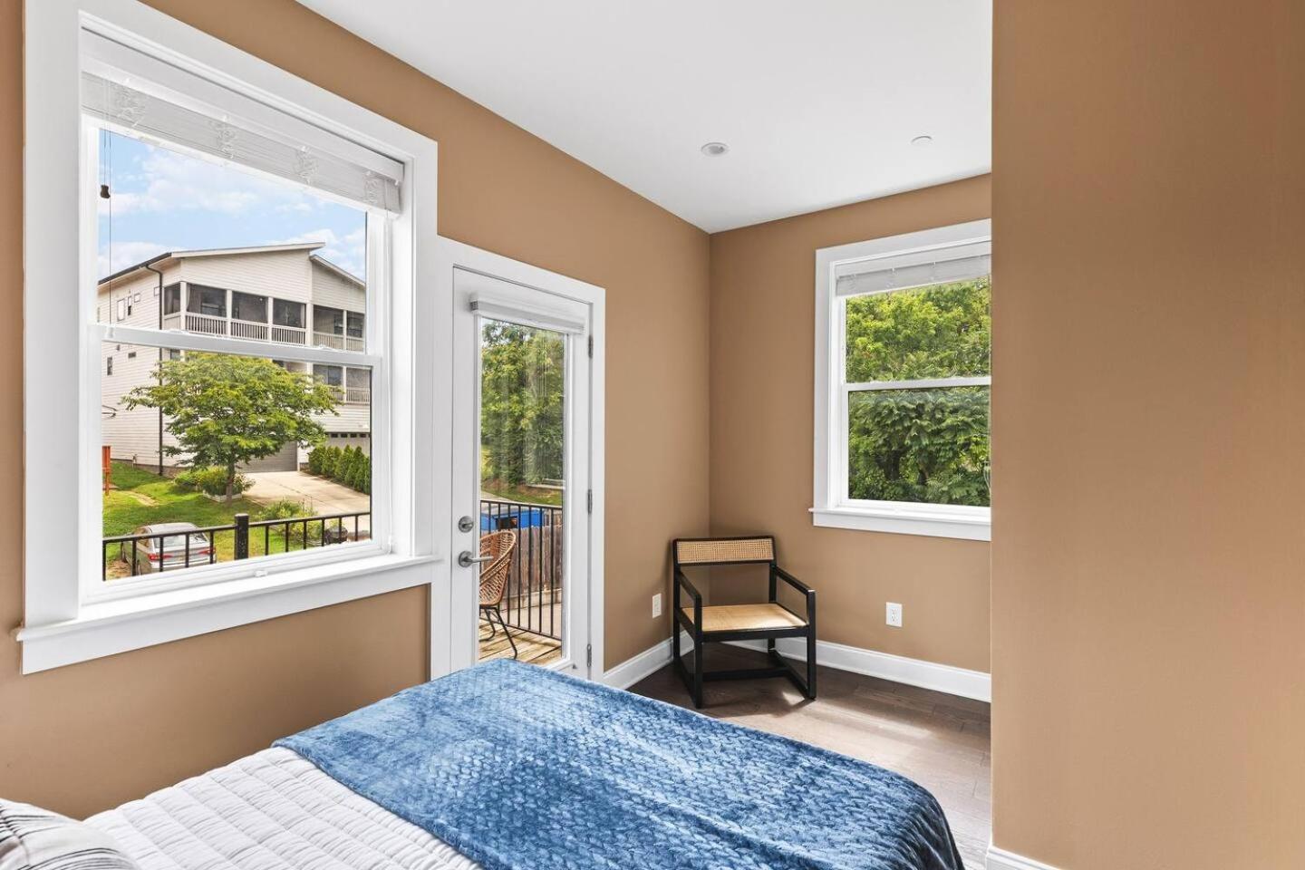 Rooftop Deck Firepit And Garage Walk To 12 South And Restaurants