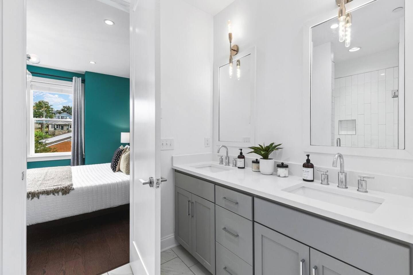 Holiday home Rooftop Deck Firepit And Garage Walk To 12 South And Restaurants Nashville