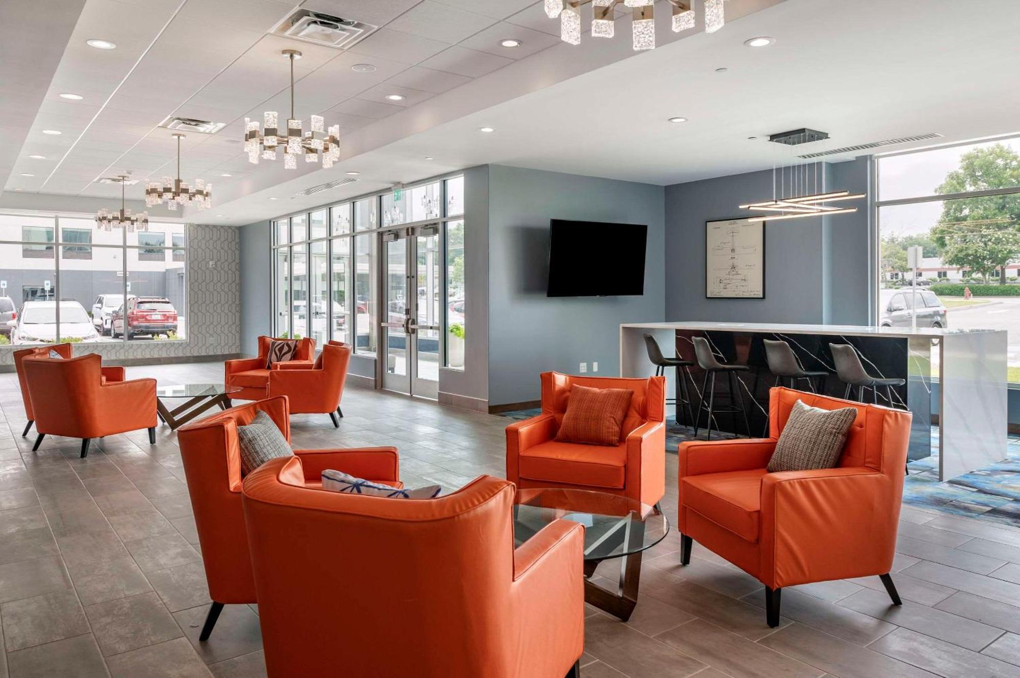 Cambria Airport 5*