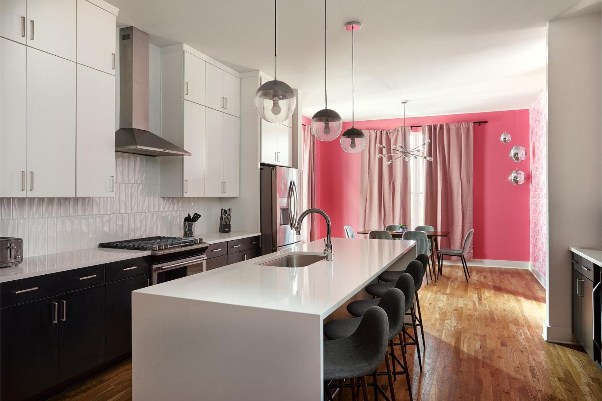 Ultimate Bach 10min To Dt Ig Walls Every Holiday home *