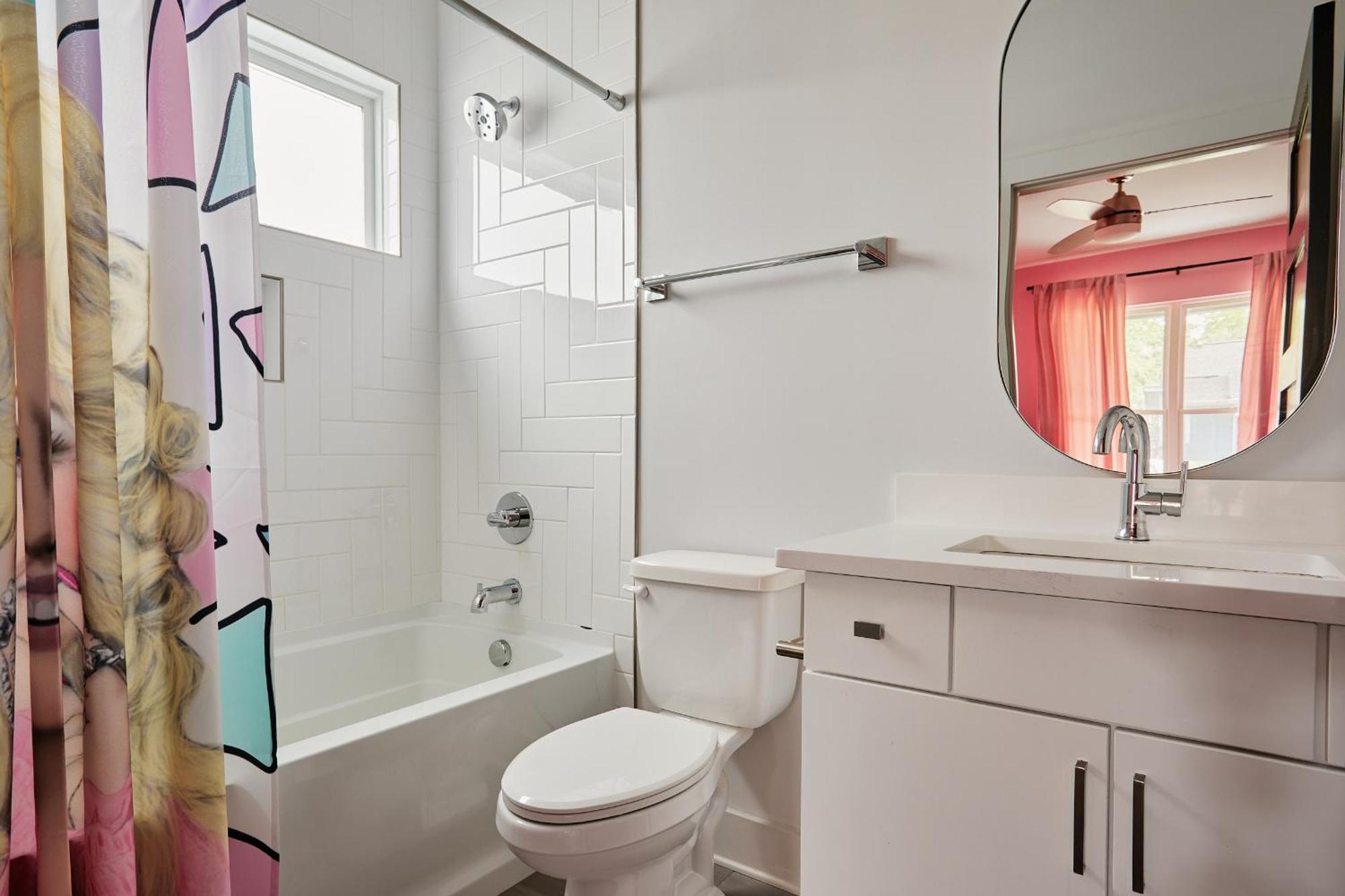 Ultimate Bach 10min To Dt Ig Walls Every Holiday home *