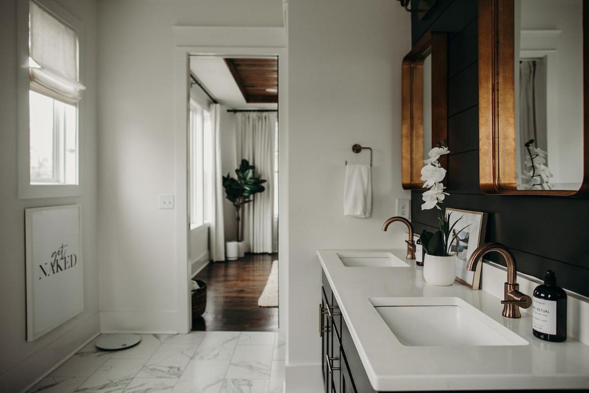 The Urban - Hot Tub & Bocce Ball! Holiday home *