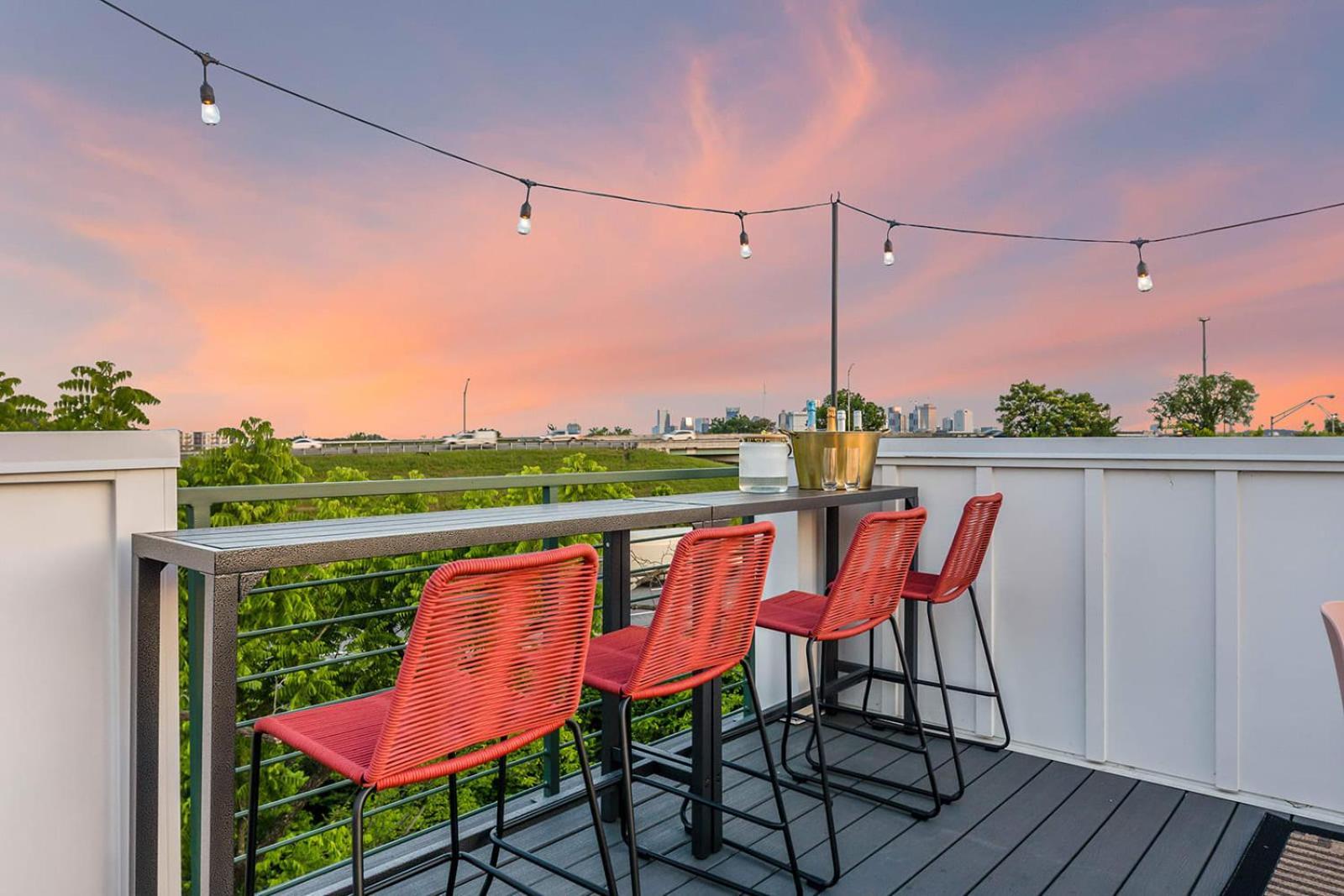 Bourbon & Bubbles - Rooftop Hot Tub & Speakeasy *