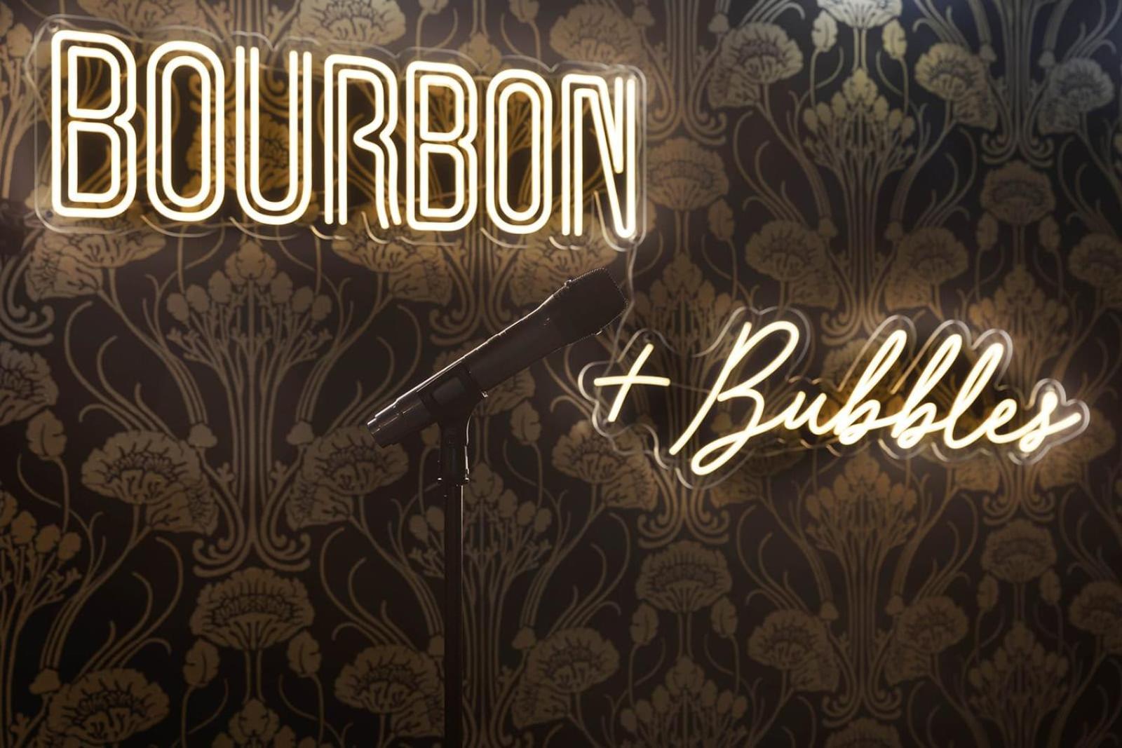 Bourbon & Bubbles - Rooftop Hot Tub & Speakeasy Holiday home