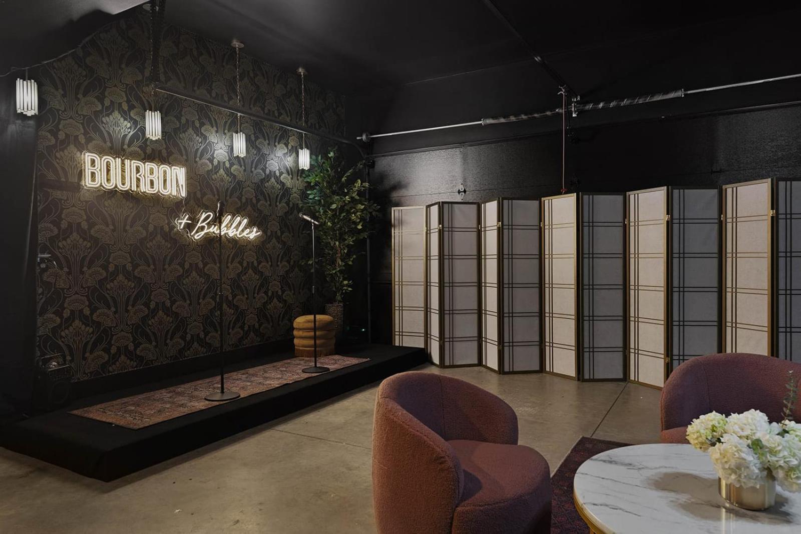 Bourbon & Bubbles - Rooftop Hot Tub & Speakeasy Holiday home *