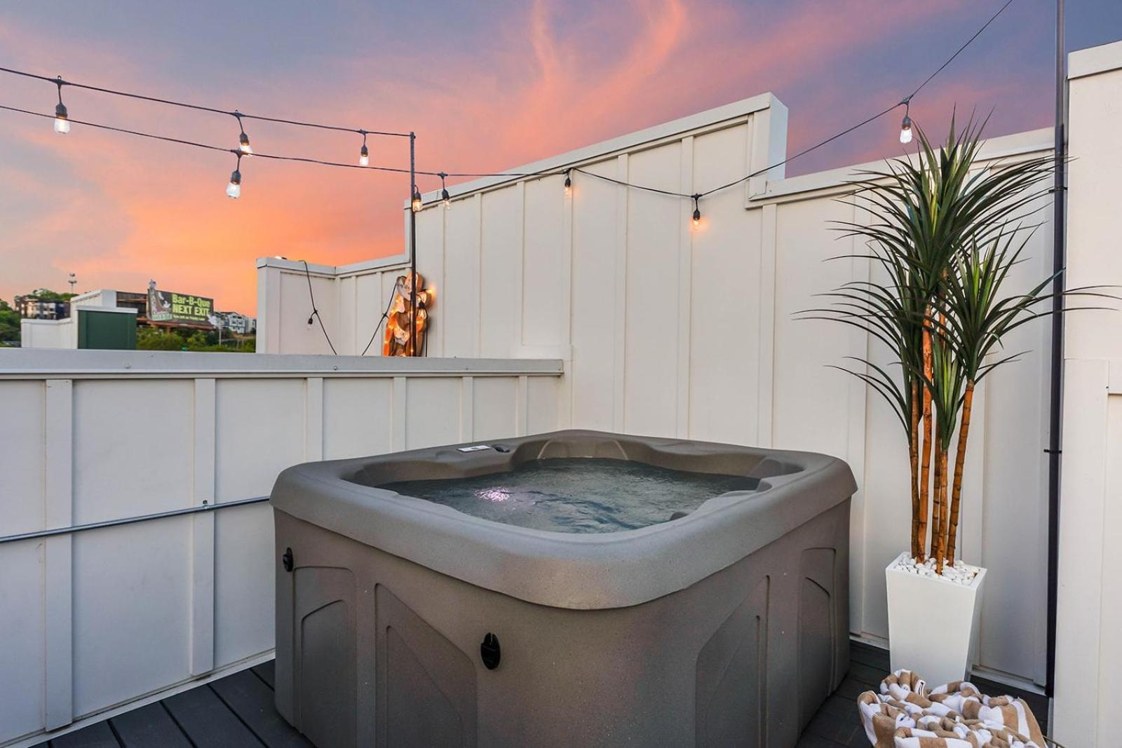 Bourbon & Bubbles - Rooftop Hot Tub & Speakeasy Nashville