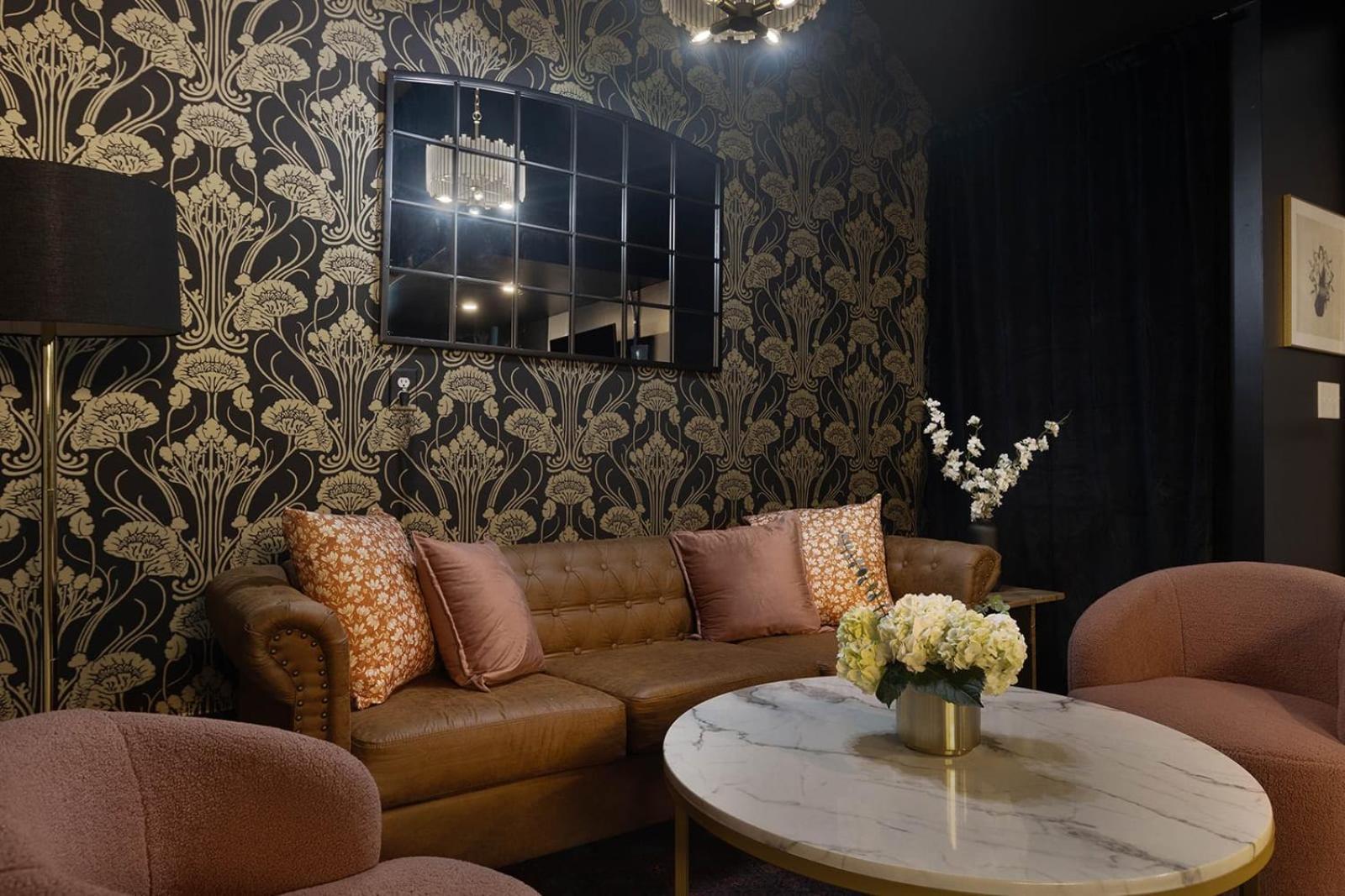 Bourbon & Bubbles - Rooftop Hot Tub & Speakeasy Holiday home *