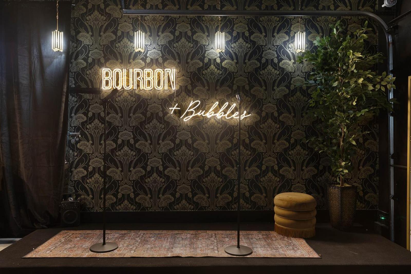 Bourbon & Bubbles - Rooftop Hot Tub & Speakeasy Holiday home *